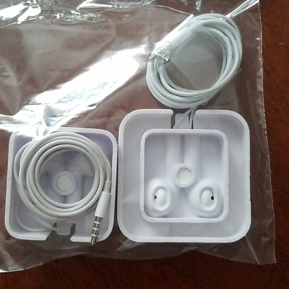 2 Pairs NEW Apple Earbuds - Picture 2 of 2